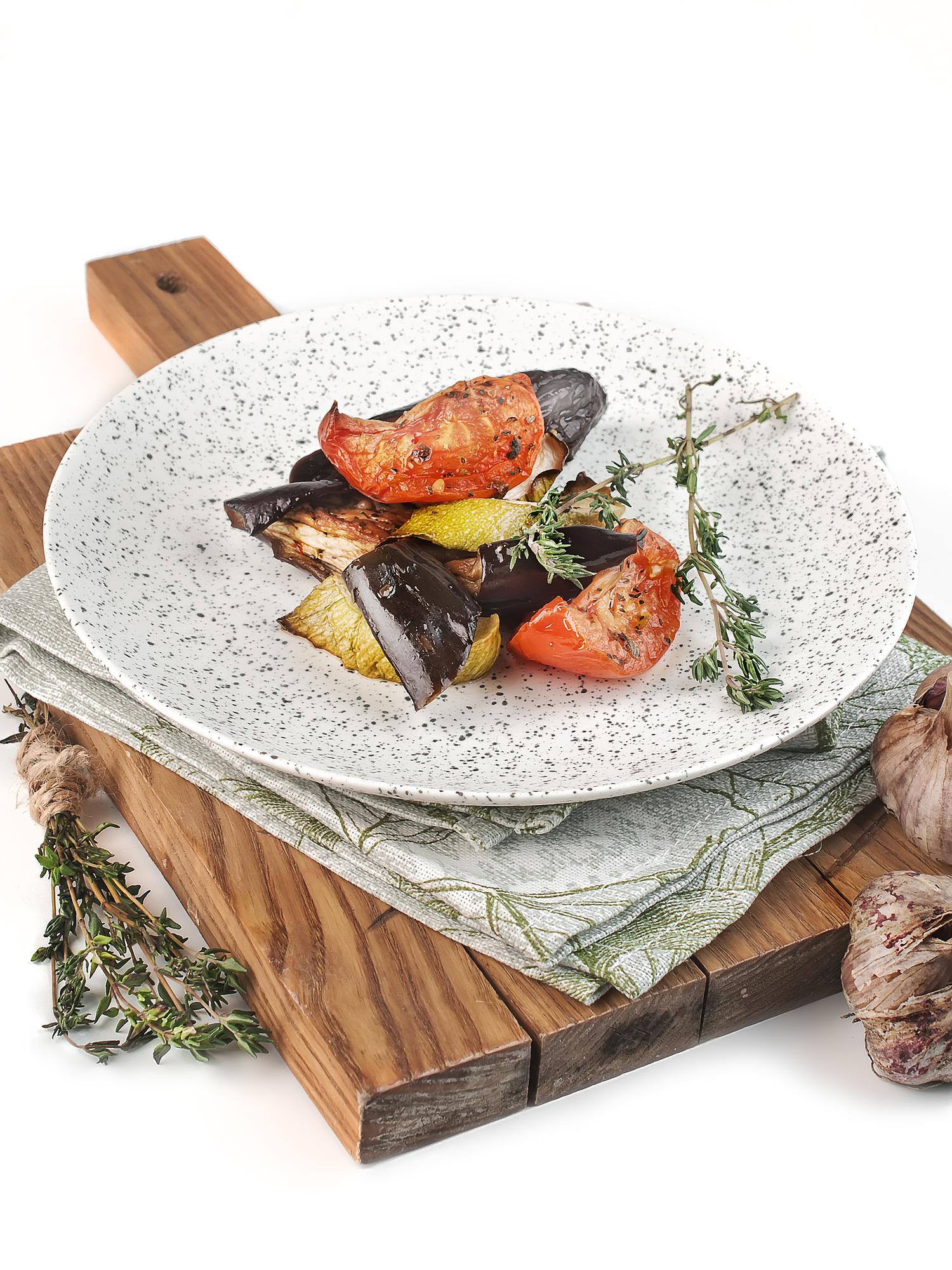 ceramiczne naczynia z podaną potrawą